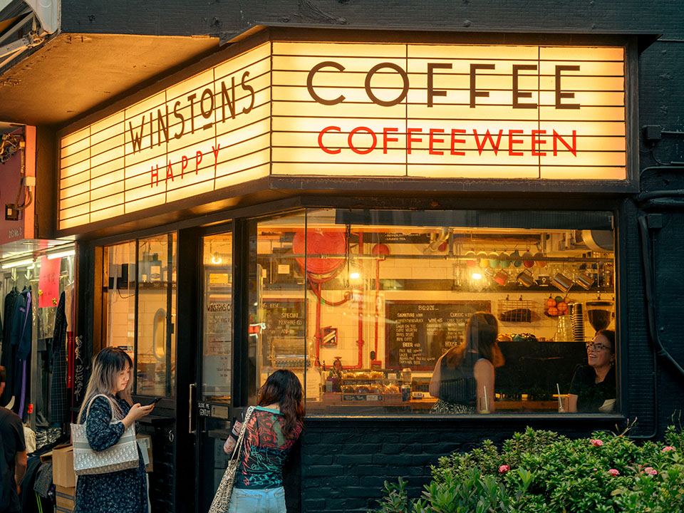 店面设计参照欧美旧式电影院的Winstons Coffee。