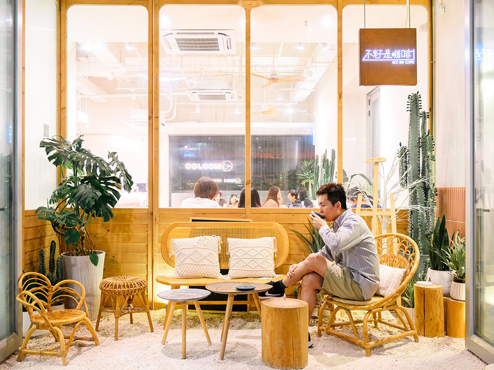 户外座位是“不籽是咖啡”的人气拍照热点，藤织椅、木质摆设及大型植物非常疗愈。