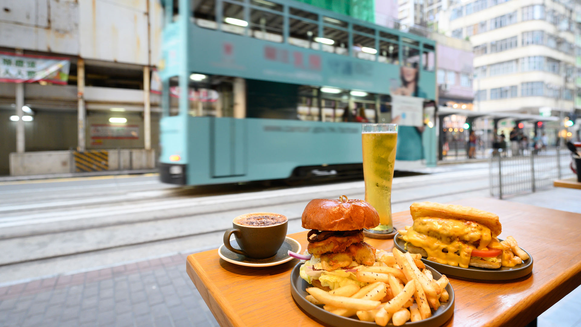 乘搭叮叮车漫游香港岛西区，寻找人气咖啡店及其他西环好去处。