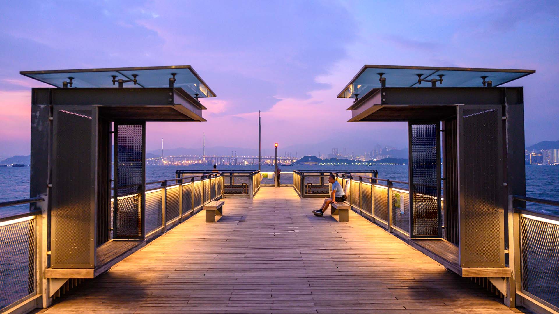 拥有开阔维港景色的西环海滨长廊。