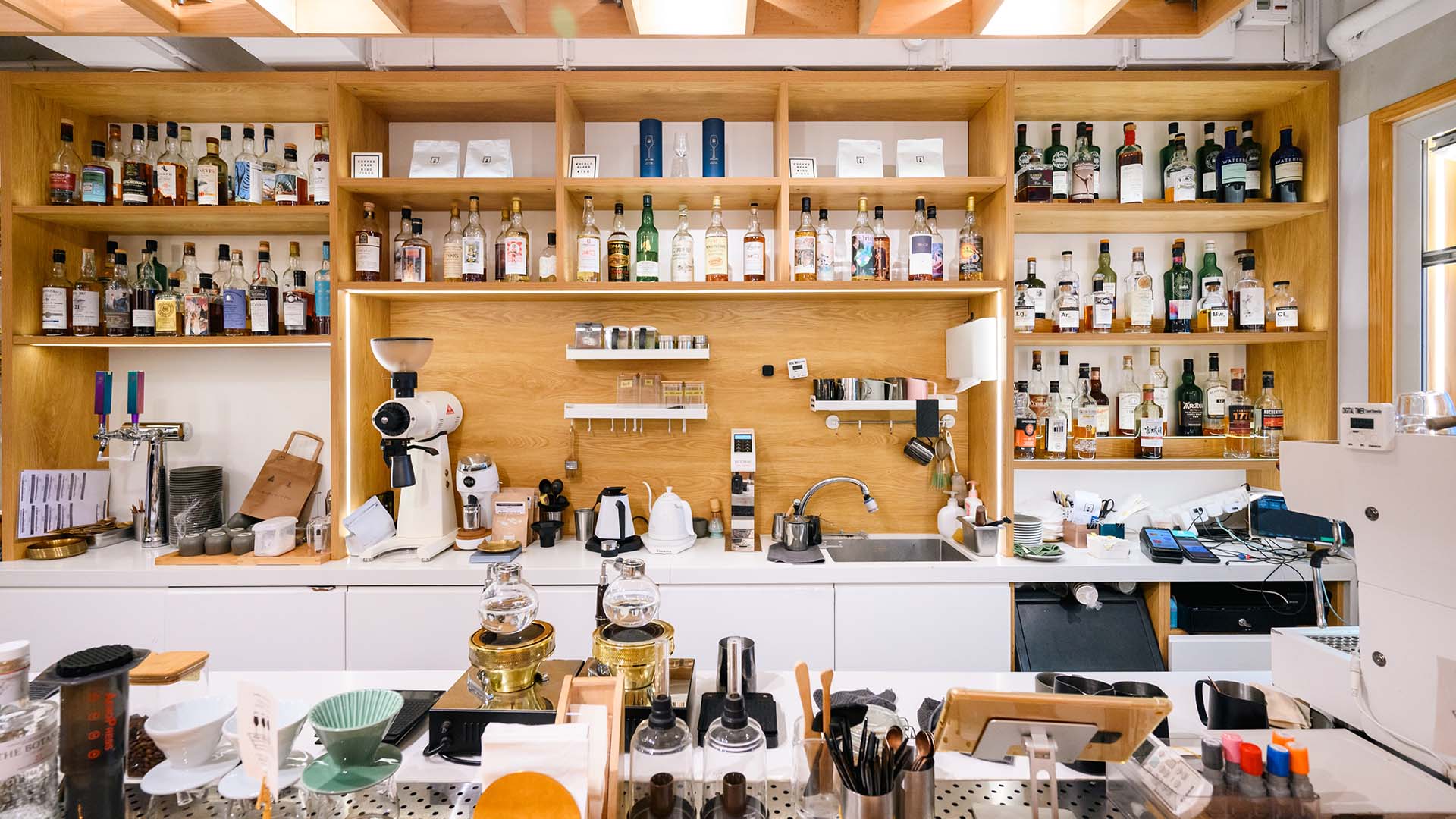 集咖啡店及威士忌酒吧于一身的For Single。