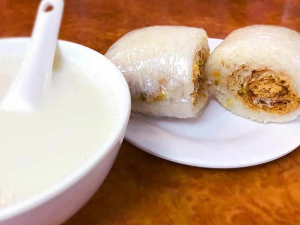 上海香港面家的咸豆浆和上海粢饭。