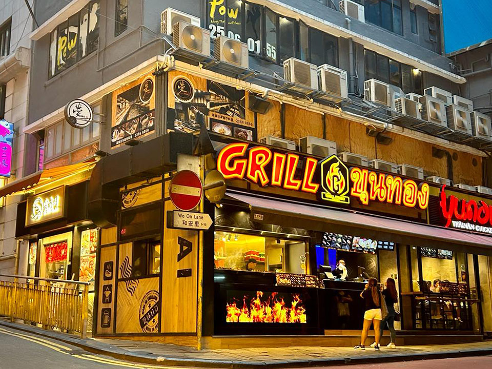 晚上位于兰桂坊的Grill餐厅店面。