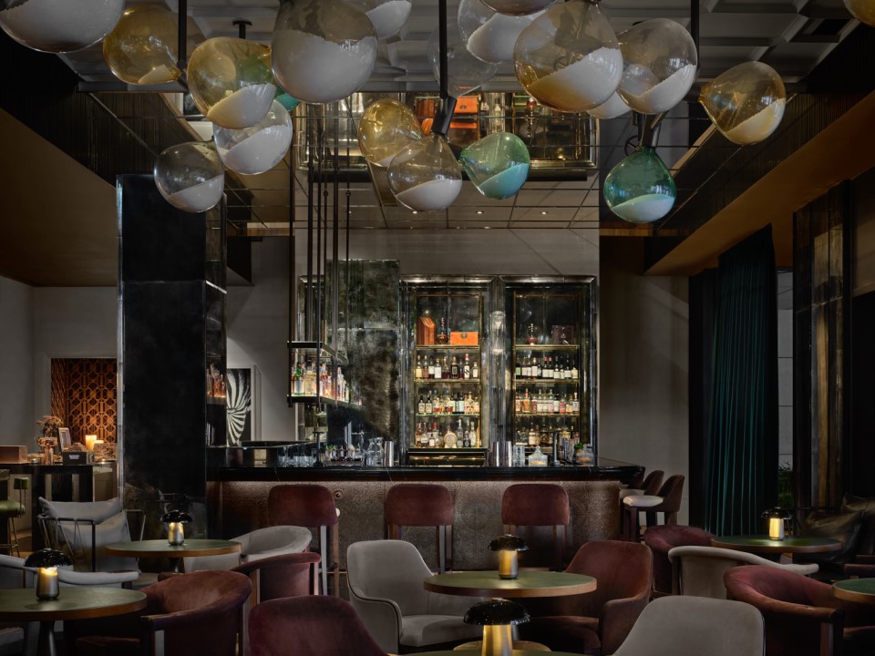 坐落于维多利亚港旁的酒吧