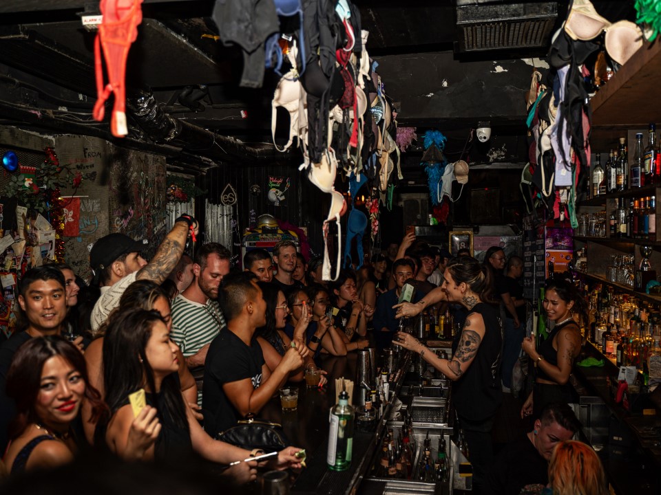 富有狂野气氛的地下酒吧