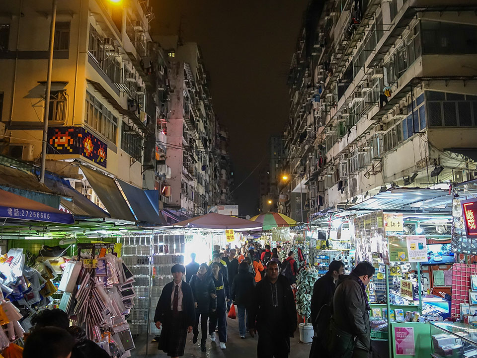 晚上繁忙的鸭寮街市场