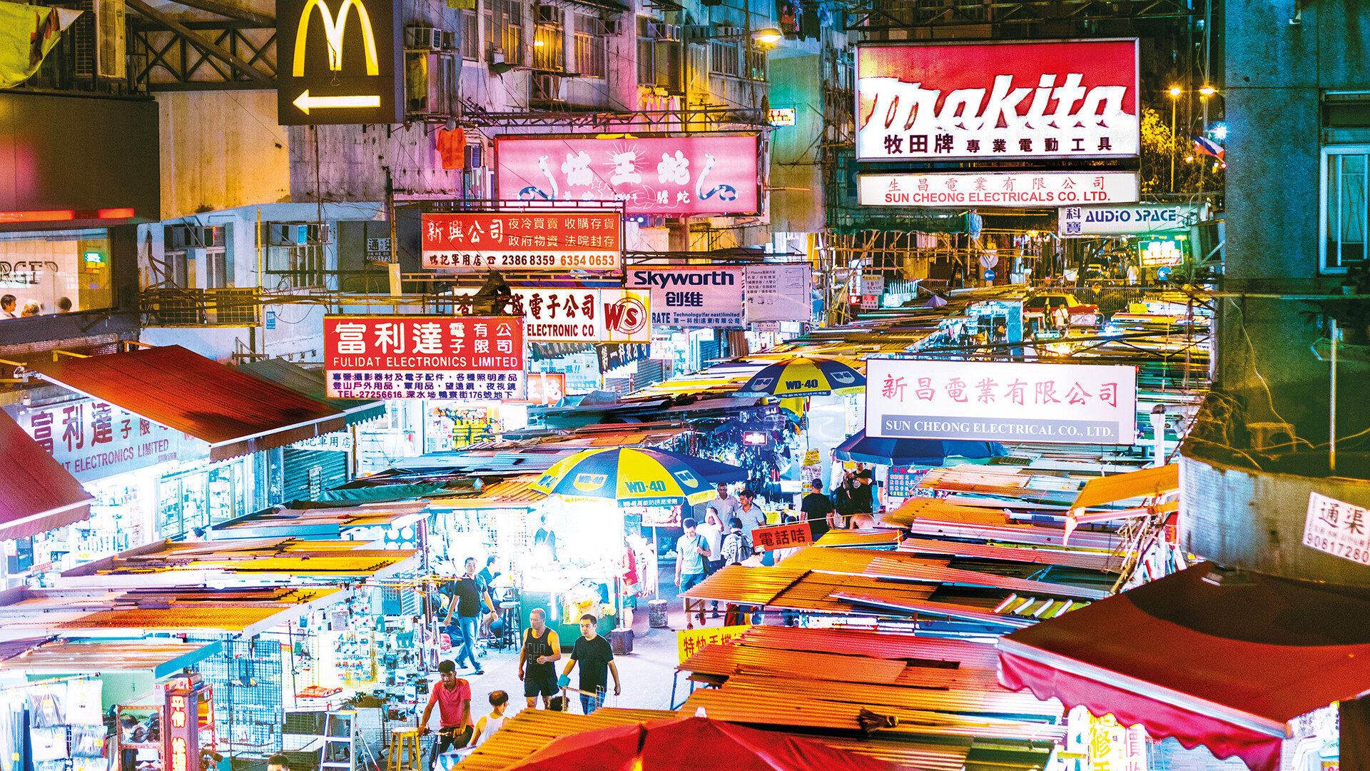 香港晚上热闹的霓虹灯和摊档
