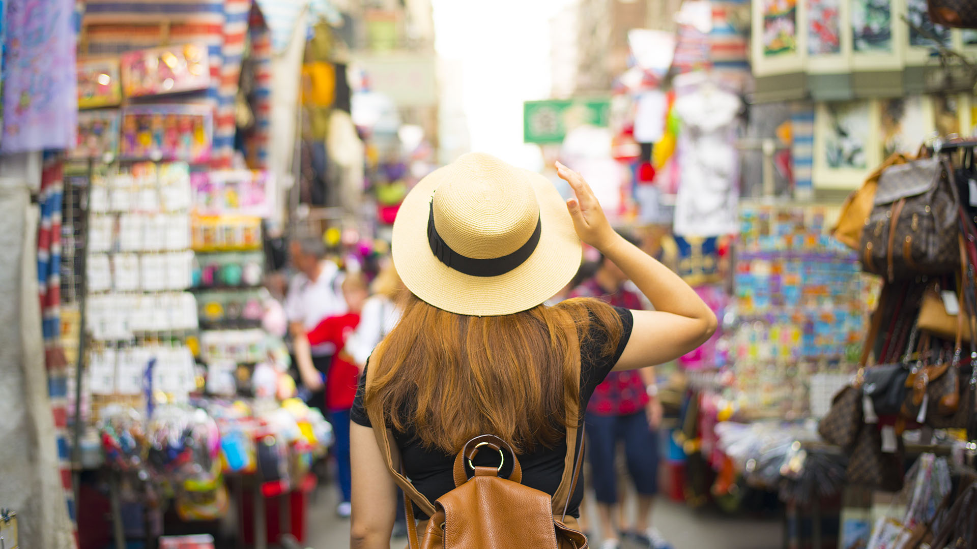 把本地手作和充满香港情怀的纪念品带回家，与亲友分享到访香港的难忘回忆。 