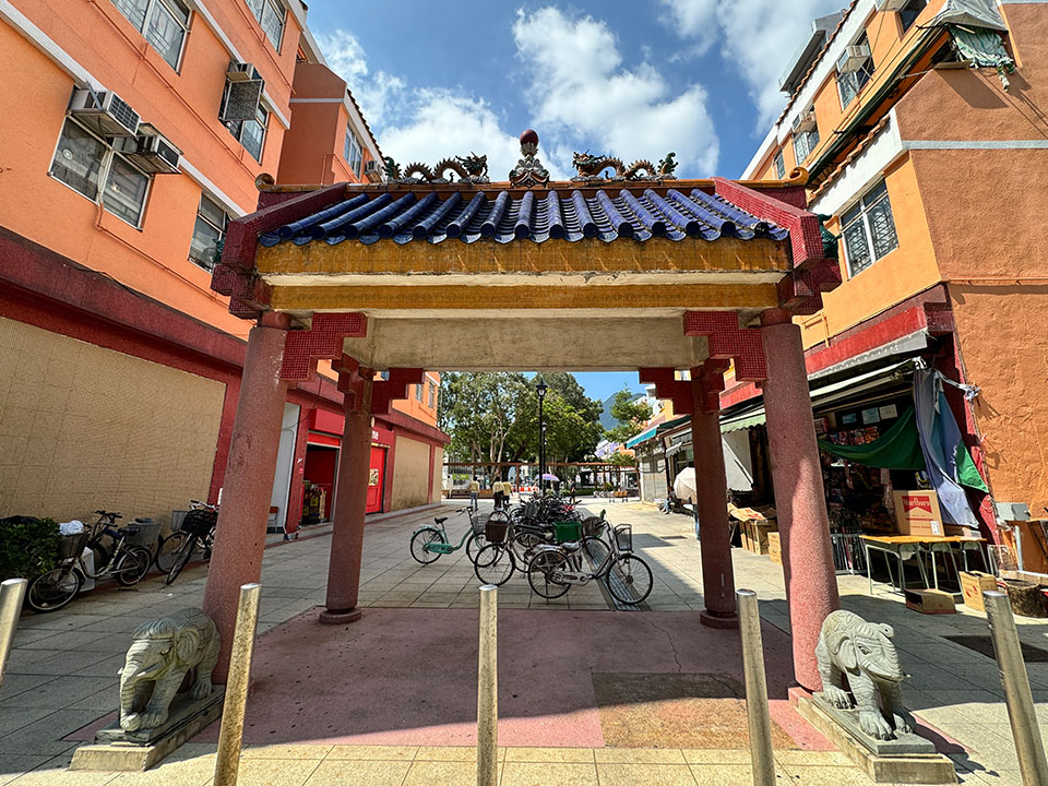 凉亭前的一对福祥象