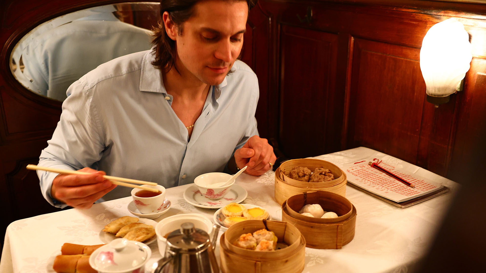 卢卡斯·布拉沃在香港陆羽茶室享用点心