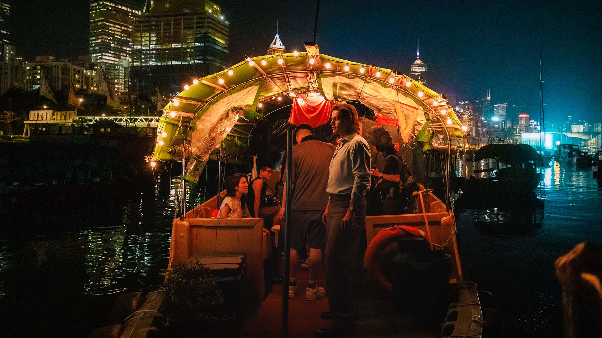 卢卡斯·布拉沃在香港的晚上登上舢板