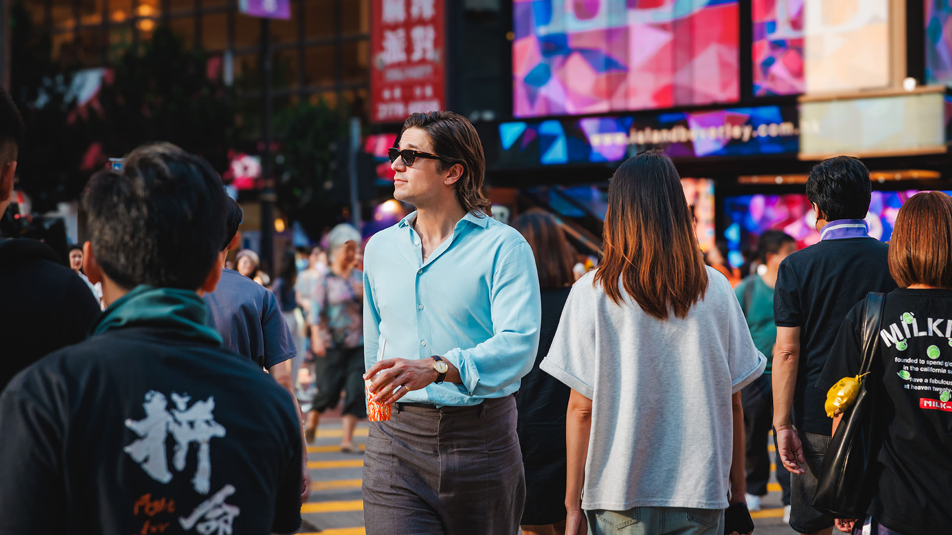 卢卡斯·布拉沃漫步在香港街头
