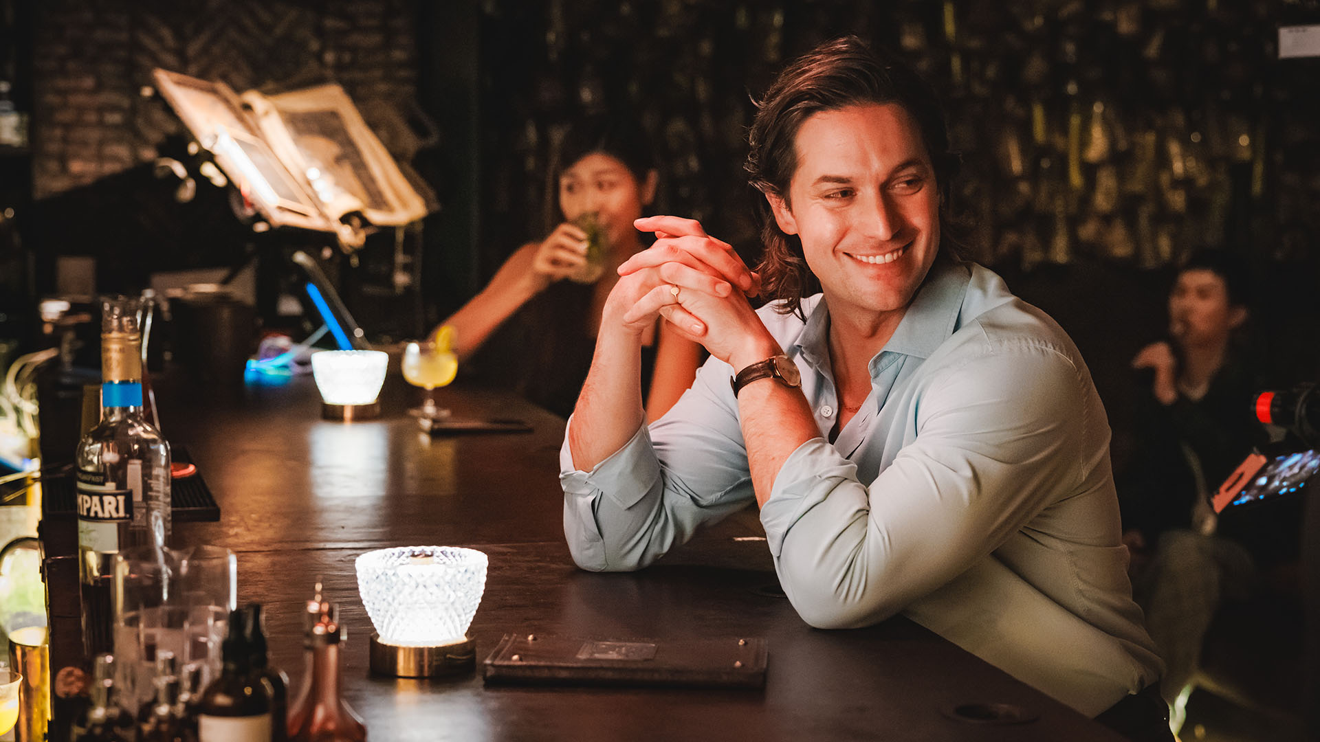 卢卡斯·布拉沃坐在酒吧The Iron Fairies, Mixing Room中