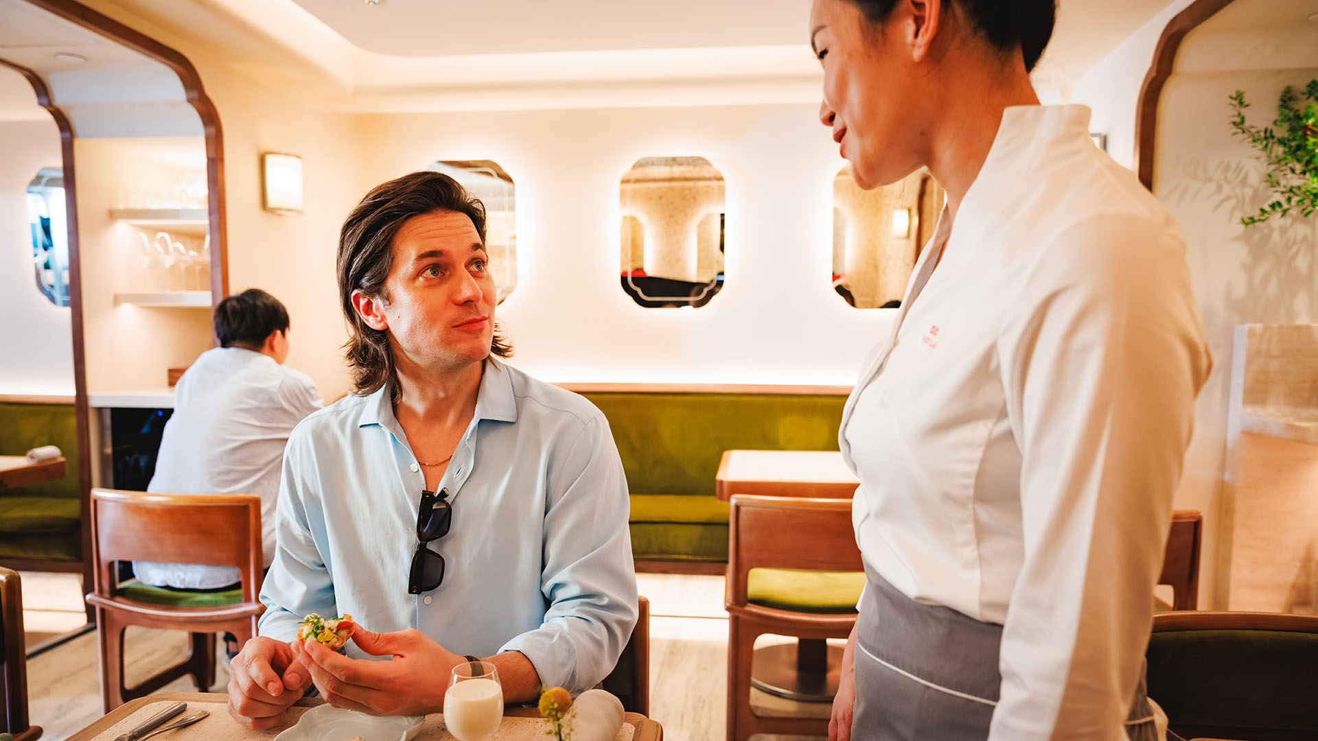 卢卡斯·布拉沃在香港米其林推介餐厅“摩”享用美食