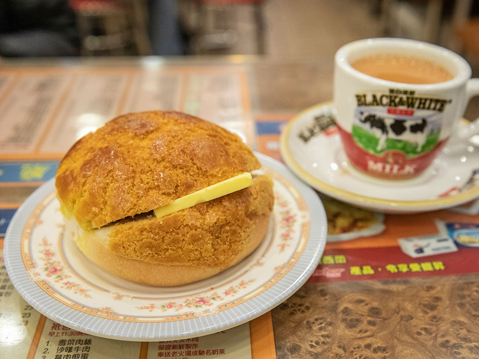 茶餐厅出品的菠萝油和港式奶茶
