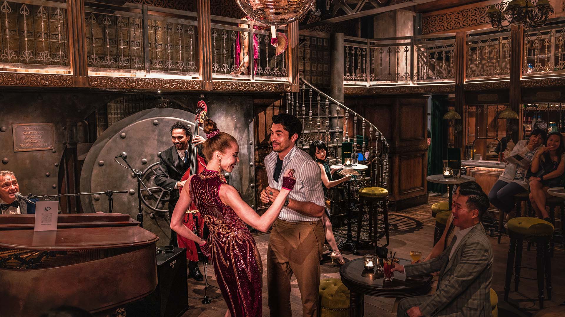 亨利·戈尔丁(Henry Golding)在怀旧酒吧Maggie Choo’s细味香港精彩夜生活。