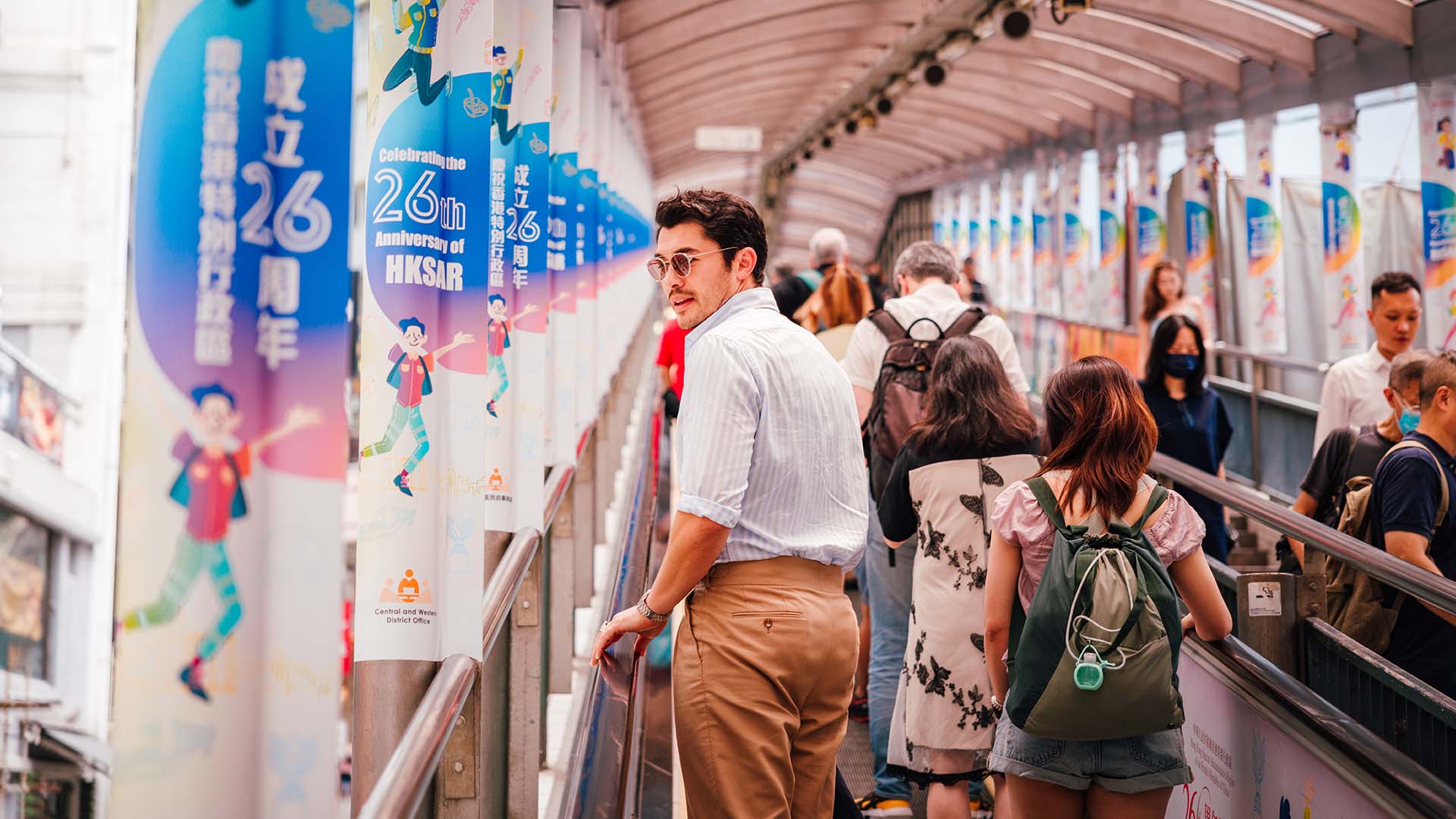 亨利·戈尔丁(Henry Golding)在香港乘搭中环至半山自动扶手电梯