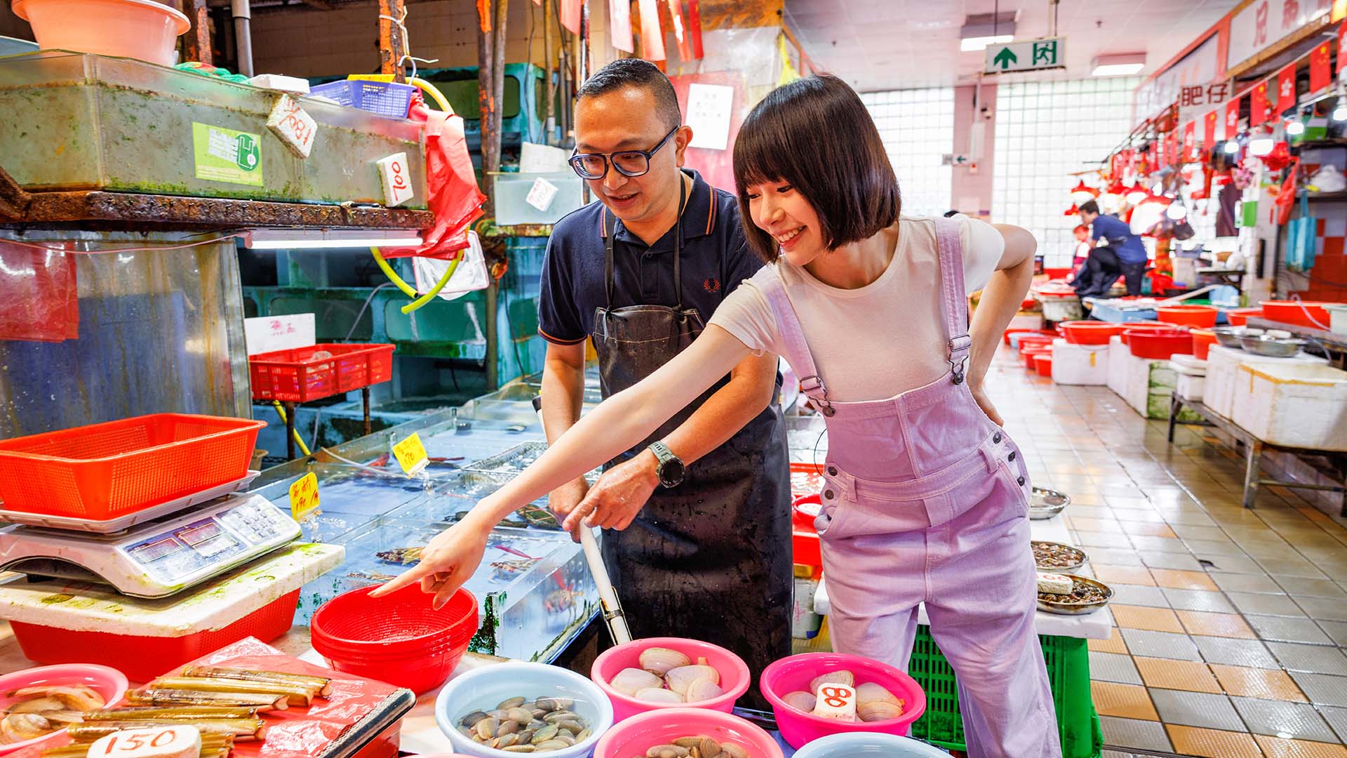 林明祯喜欢在鸭脷洲街市及熟食中心亲自挑选心水海鲜。