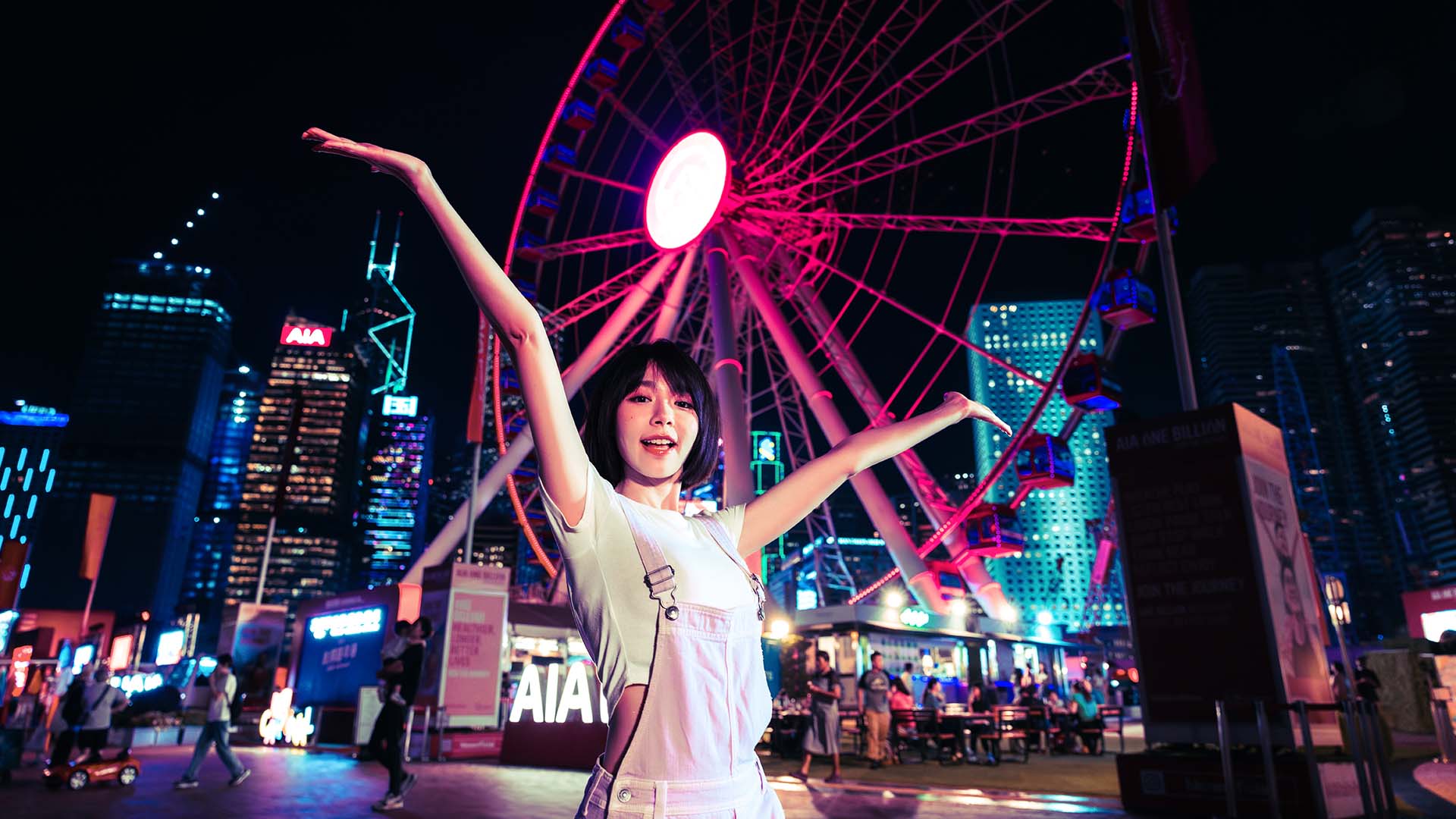 林明祯在香港摩天轮前留影。