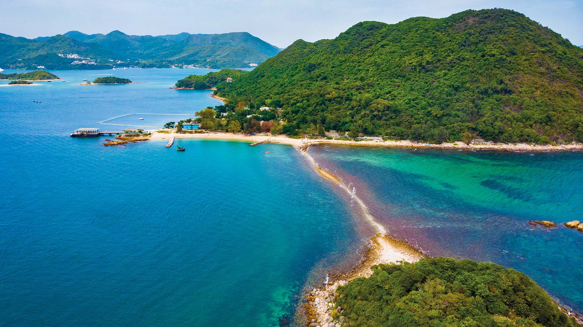 Pia 及Jeremy Jauncey很喜欢在西贡跳岛游。