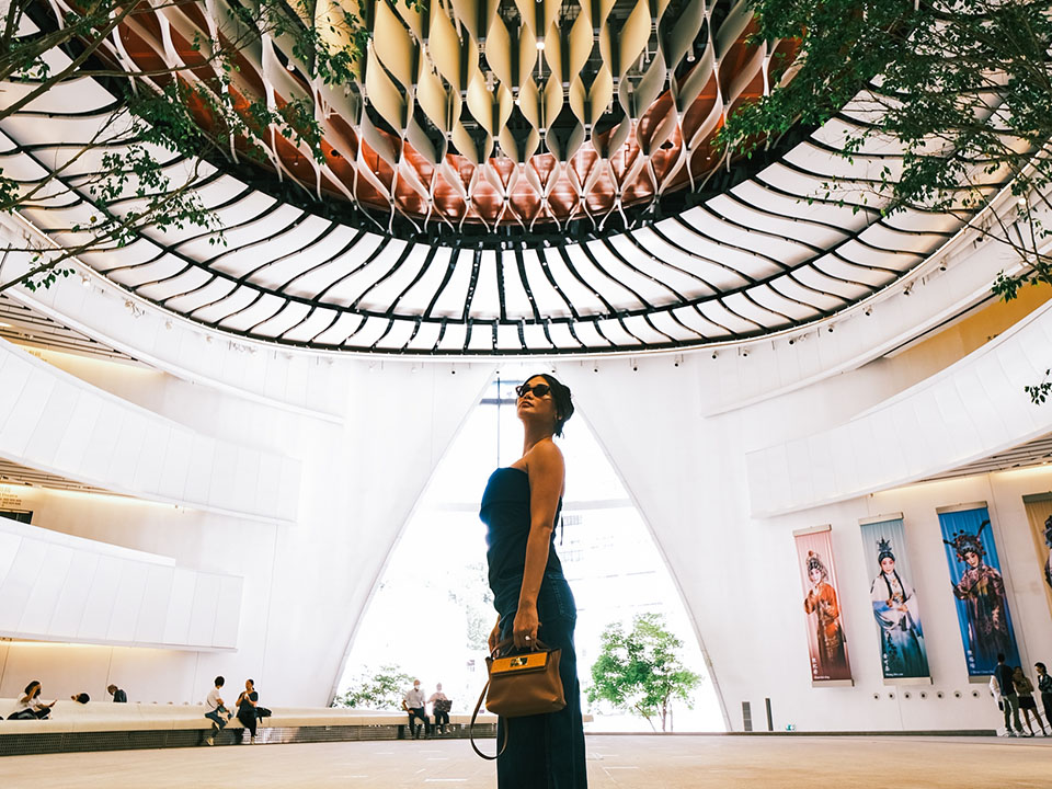 Pia 与Jeremy Jauncey在香港戏曲中心欣赏了一场粤剧表演。 