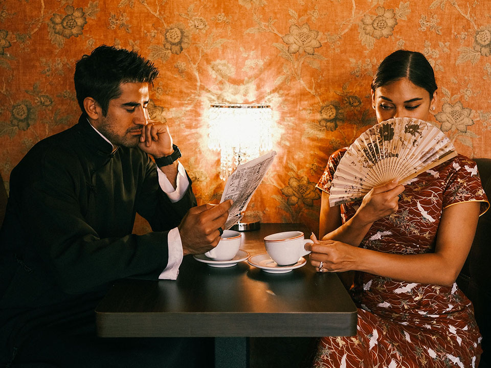 Pia 和Jeremy Jauncey分别穿上传统旗袍和唐装。